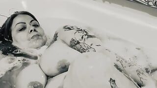 Super sized mature bbw takes a jiggly belly bath